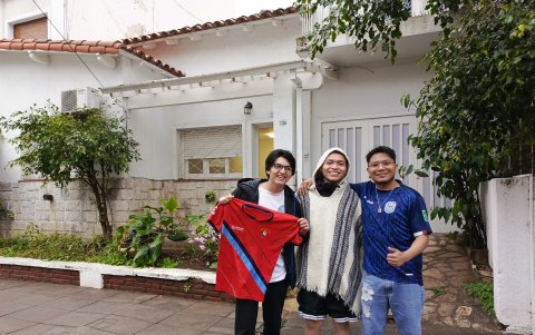 (De izq. a der.) Alexis Iza Castello, Mateo Tamayo y Daniel Cevallos, estuvieron en el partido entre Argentina y Ecuador.