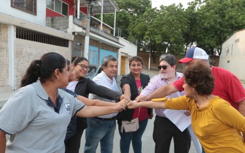 Los líderes de las siete etapas de Samanes unen sus puños para demostrar que trabajan de manera conjunta por la seguridad de su sector.
