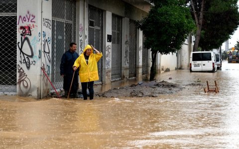 La precipitación ha dejado las calles inundadas.