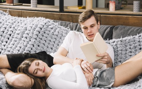 La lectura estimula procesos cognitivos como la imaginación, atención y ayuda a la creatividad lo que provoca  que los niveles de deseos se mantengan más estables”.