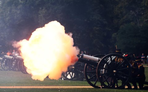 Cañonazos por el aniversario.