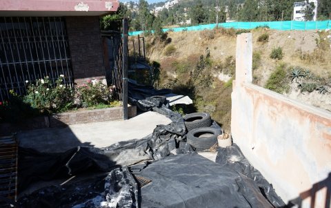 Problema. Algunas viviendas han perdido varios metros por el desplome de la montaña.