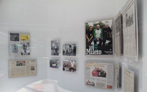 Recortes de periódico, recuerdos y objetos preciados dan cuenta de tres décadas de historia.