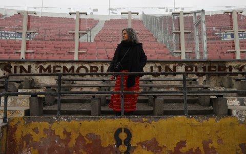 Ruth Vuskovic, exprisionera de la dictadura de Augusto Pinochet, posa frente a la 