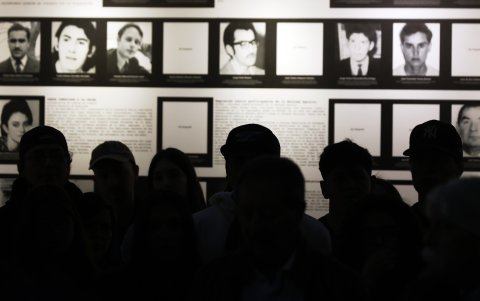Personas recorren el sitio de memoria 