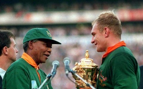 Nelson Mandela, en 1995, fue parte de la consecución del primer título mundial de los sudafricanos al comandar la rebelión por la segregación racial y permitirles competir.