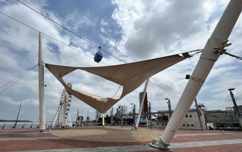 Abandono.  La vela de la explanada del MAAC está más destruida que el año pasado. El Municipio de Guayaquil señala que esto es responsabilidad del Ministerio de Cultura y Patrimonio.