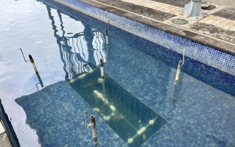 Suciedad. Las piletas del Palacio de Cristal están sucias; los azulejos están dañados y los pilares oxidados.