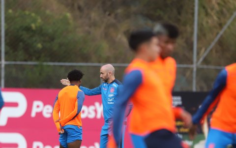 El entrenador Félix Sánchez Bas dialogó con el ofensivo Jhojan Julio.