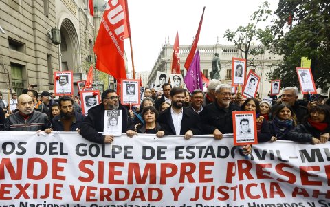 El presidente de Chile, Gabriel Boric, participa en una manifestación por los 50 años del golpe de estado contra el gobierno de Salvador Allende.