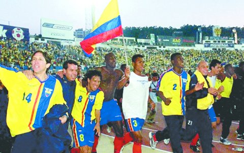 Juan Carlos Burbano (i), en el festejo de la primera clasificación al Mundial.