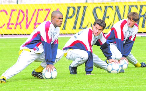 Juan Carlos Burbano (d) junto a Iván Kaviedes (c) en un entrenamiento de la Tri.