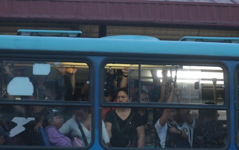 Los ciudadanos guayaquileños exigen cambios en el sistema de la Metrovía para no experimentar tantas molestias.