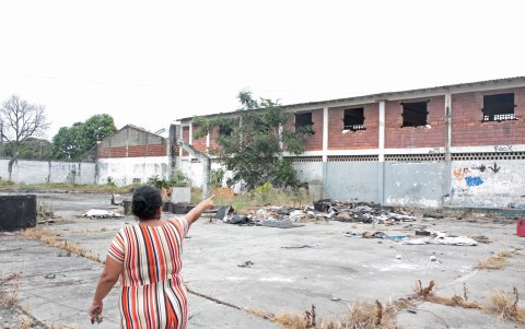 Quejas. Los residentes de las manzanas 8 y 9 de la Sopeña viven rodeados de un predio escolar que los delincuentes han desmantelado.