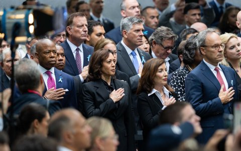 (i-d) El alcalde de Nueva York, Eric Adams, la vicepresidenta de EE.UU., Kamala Harris, y la gobernadora de Nueva York, Kathy Hochul, asisten a un acto conmemorativo por el 11 de Septiembre.