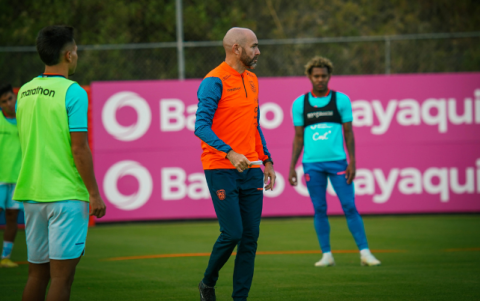 El técnico Félix Sánchez Bas va por su tercer partido en eliminatorias.
