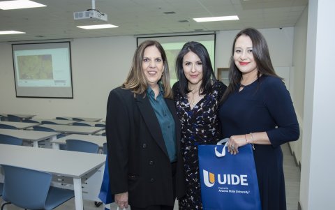 Gabriela Fernández, Nicool Guerrón y Paola Sarmiento.