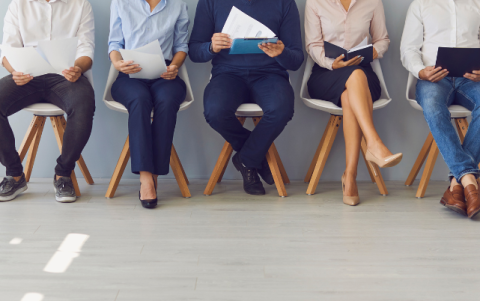 LinkedIn, con más de 774 millones de usuarios, es una herramienta esencial para la búsqueda de empleo.