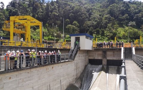 La sequía en el país provoca que las hidroeléctricas no tengan agua para generar energía.