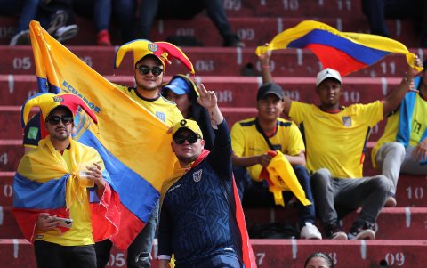 Hinchas de Ecuador asisten a el partido de las Eliminatorias Sudamericanas para la Copa Mundial de Fútbol 2026 entre Ecuador y Uruguay hoy, en el estadio Rodrigo Paz Delgado en Quito (Ecuador).