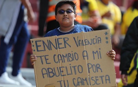 Un hincha de Ecuador sostiene un cartel en el partido de las Eliminatorias Sudamericanas para la Copa Mundial de Fútbol 2026 entre Ecuador y Uruguay hoy, en el estadio Rodrigo Paz Delgado en Quito (Ecuador).