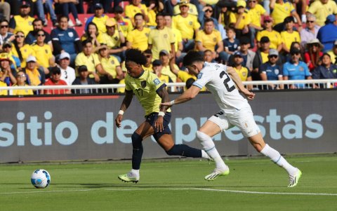 En el minuto 32 hubo tiro libre para Ecuador por una fuerte falta del jugador uruguayo Nahitan Nández hacia el ecuatoriano Johan Julio.