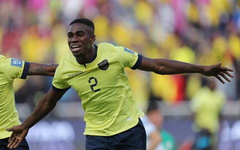 Félix Torres Caicedo de Ecuador celebra un gol.
