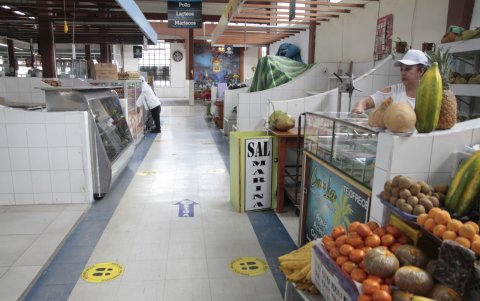 Vacíos. Algunos mercados de la capital lucen así. Existen puestos botados.