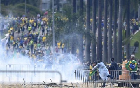 Manifestantes contra los resultados electorales y el Gobierno de Luiz Inácio Lula da Silva invaden el Congreso Nacional