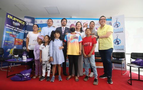 Presentación. El grupo de autoridades e invitados aparecen junto a niños beneficiados por la labor que ejecuta la Fundación Ser Feliz, este martes 12 de septiembre de 2023.