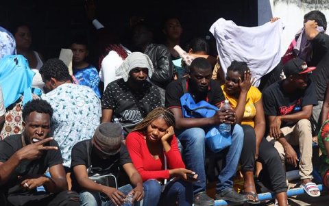 Largas filas para lograr continuar con la documentación legal