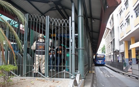 En el interior de las estaciones hay guardias privados que se encargan de la vigilancia y de que exista orden cuando los pasajeros abordan las unidades.