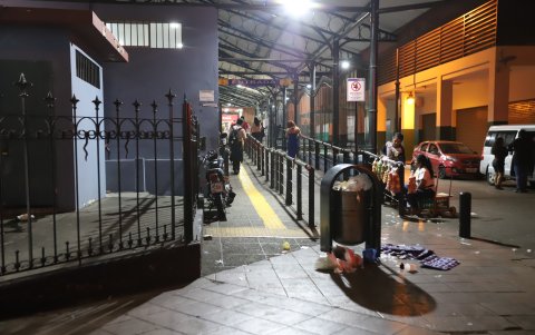 La poca iluminación en los exteriores de las paradas de la metrovia aporta en la inseguridad que afrontan los usuarios.