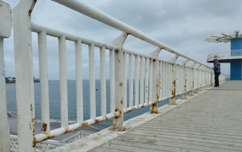 Las barandas del malecón lucen también oxidadas por la falta de mantenimiento.