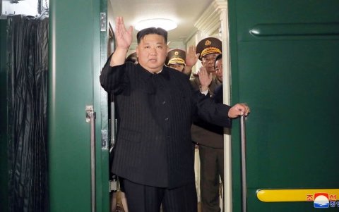El líder norcoerano, Kim Jong-un, saludaba este martes desde el tren con el que viajaba hacia Rusia desde Pyongyang.