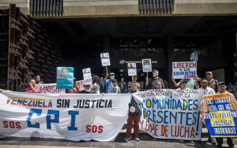 Personas se manifiestan hoy en las inmediaciones del Ministerio Público, en Caracas (Venezuela)