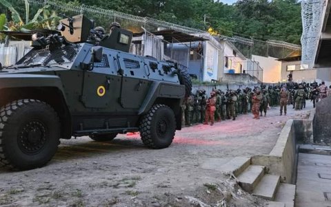 Miembros de las Fuerzas Armadas y Policía Nacional ingresan a la cárcel de Esmeraldas