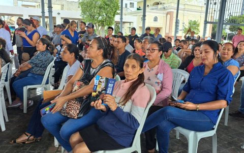 Los ciudadanos despejan algunas dudas sobre la regularización de sus predios.