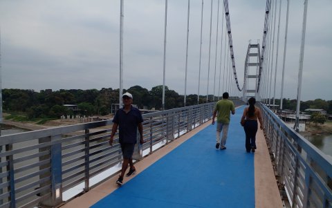 Paso. Desde ayer, habitantes y turistas pasean por el nuevo puente.