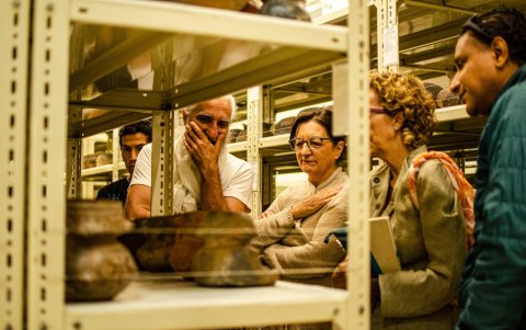 Observación. Los investigadores observan piezas arqueológicas que están bajo custodia en el MAAC.