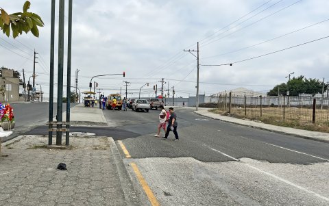Arreglos. La Av. Felipe Pezo debe ser corregida, ya que presenta desniveles, depresiones; al tomar la vía a la derecha, la zona está deplorable como los bordillos. Tampoco está señalizada.