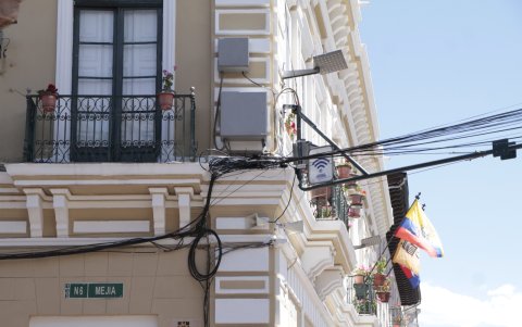 Conexión. Empresas privadas usan cables aéreos para conectar el internet.