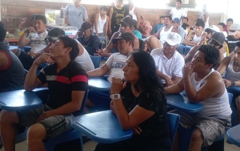 Reunión. Cangrejeros de las islas del Golfo de Guayaquil se reúnen para analizar su situación de trabajo.