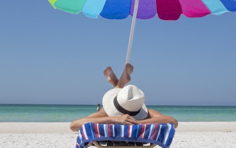 Además, del parasol use filtro solar y más productos de protección contra la RUV.