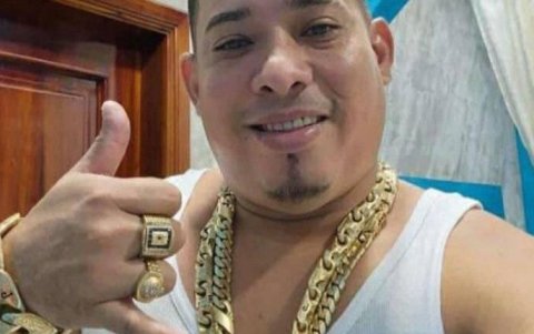 Junior Roldán solía presumir ostentosas cadenas y anillos de oro sólido.