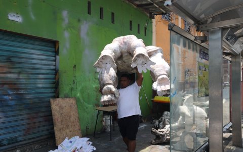 Los muñecos elaborados con papel son colocados en las veredas para que el sol los seque rápidamente. El adelanto de las lluvias podría arruinar el producto.