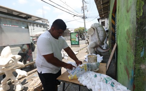 Los muñecos van tomando forma. En octubre esperan pintarlos y ponerlos a la venta desde noviembre.