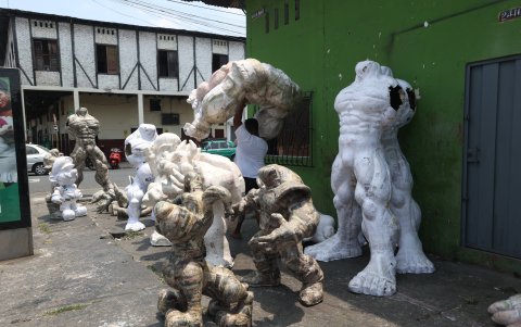Aún sin pintar, los monigotes son colocados en las veredas de la calle Seis de Marzo.