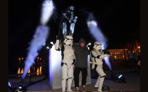 Leonardo acompañado de dos personajes de Star Wars. Atrás, una de las esculturas.