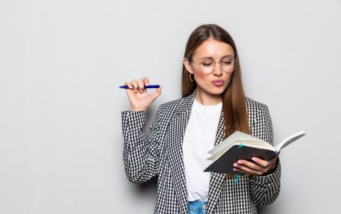 El más mínimo sonido como el roce de una pluma con el cuaderno se amplifican cuando se padece de esta condición.